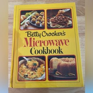 Betty Crocker’s Microwave Cookbook (Hardback)